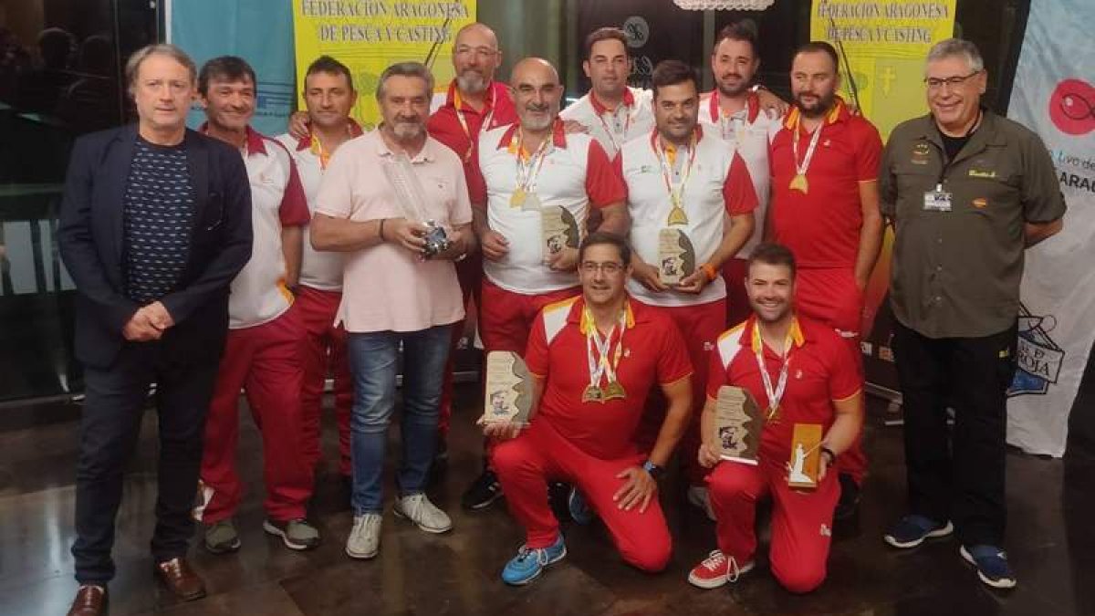 La selección de Castilla y León, con hasta seis pescadores leoneses, sumó su tercer título consecutivo. DL