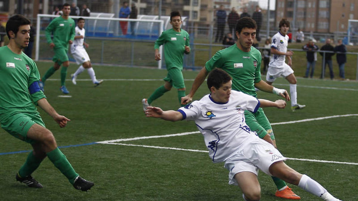 Ramonín intenta rematar un balón a pesar de la oposición de los jugadores contrarios.
