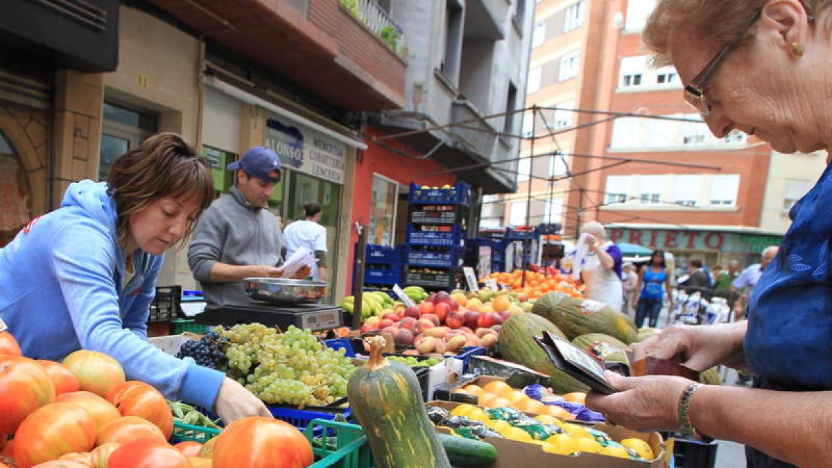 Los mercadillos ecológicos son una fuente de creación de autoempleo en la comarca. ANA F. BARREDO