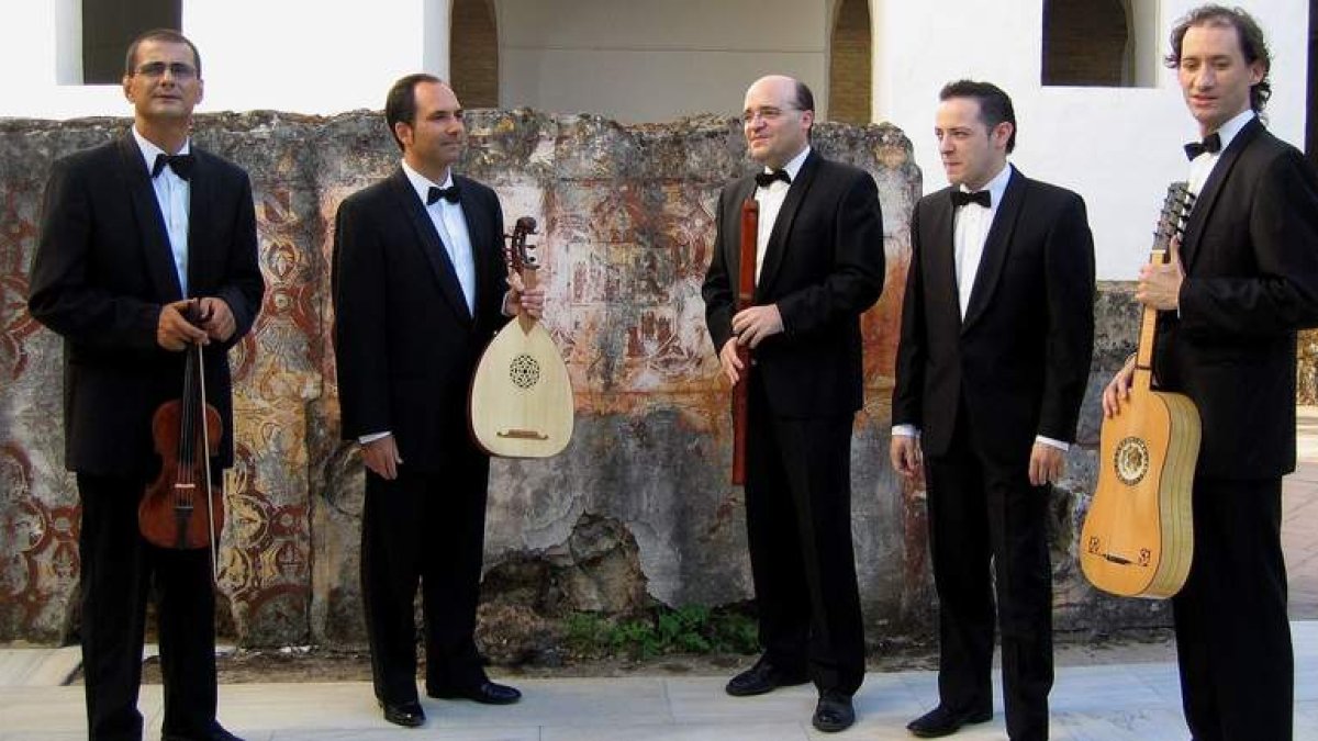 Los miembros de la agrupación cordobesa Cinco Siglos, especializada en música histórica.