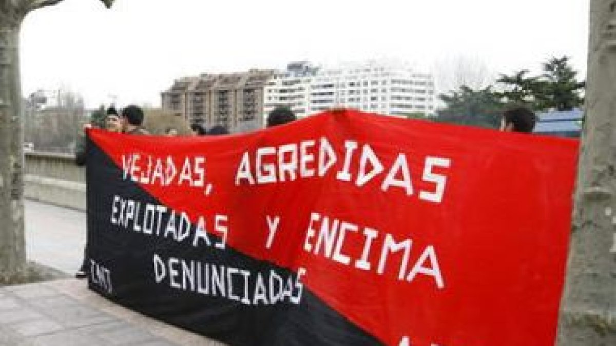 Pancarta desplegada ante los juzgados.