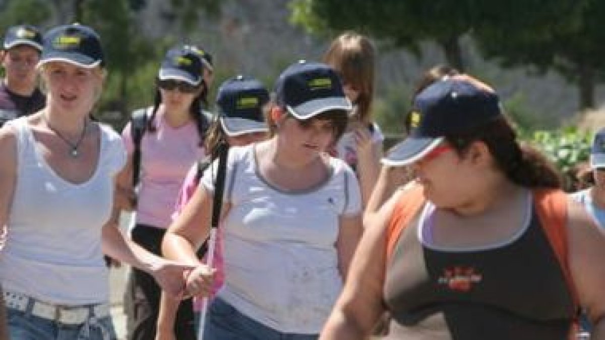 Jóvenes videntes e invidentes camino del Bosque de los Sueños.