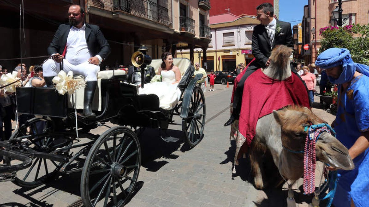 Rebeca González y Diego Barragán se miran divertidos al llegar a la iglesia