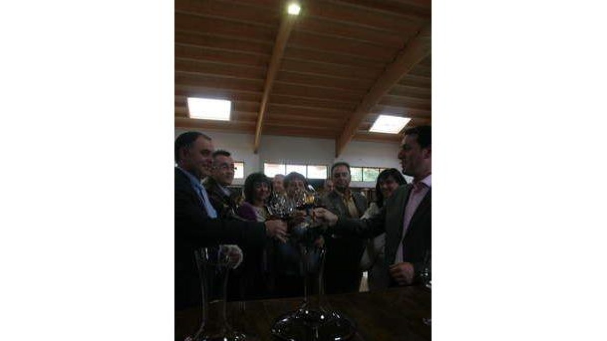 Arias y Sánchez flanquean a ediles y a Belén Fernández.