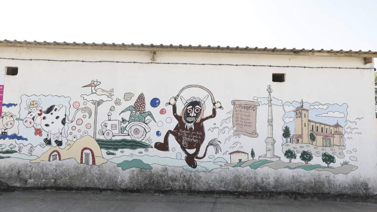Villamandos ofrece varios atractivos a los visitantes. Sus bodegas o su iglesia, con un importante retablo a nivel artístico y cultural, además de varias rutas para los amantes de la naturaleza, son algunos de sus puntos fuertes.