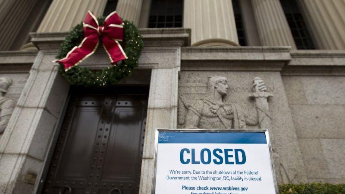 Cartel en la entrada de los Archivos Nacionales en Washington, que informa del cierre de la Administración estadounidense.