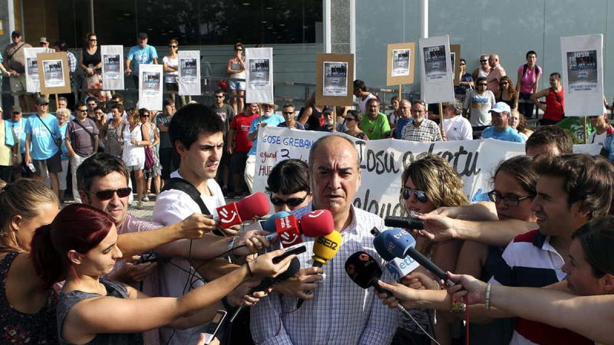 Martín Garitano responde a las preguntas de los periodistas a las puertas del hospital.