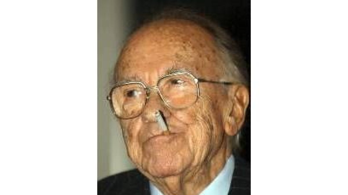 Santiago Carrillo, en una foto de archivo con su inseparable cigarrillo