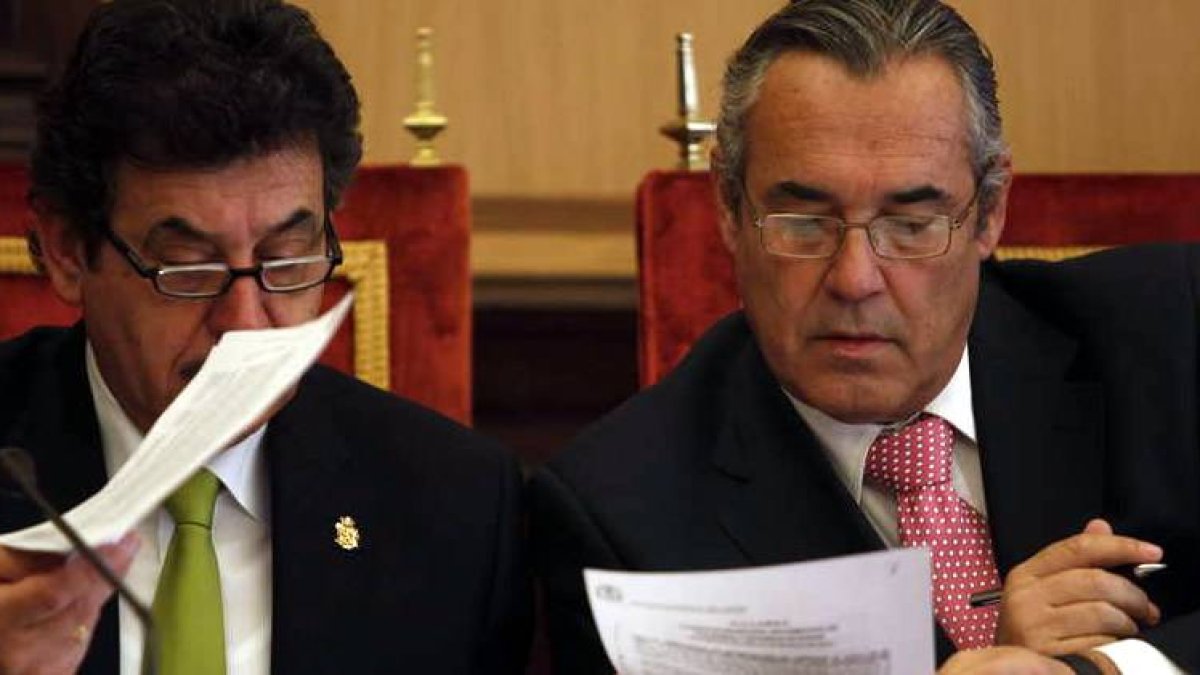 Agustín Rajoy, a la derecha de la imagen, durante la celebración del Pleno de ayer.