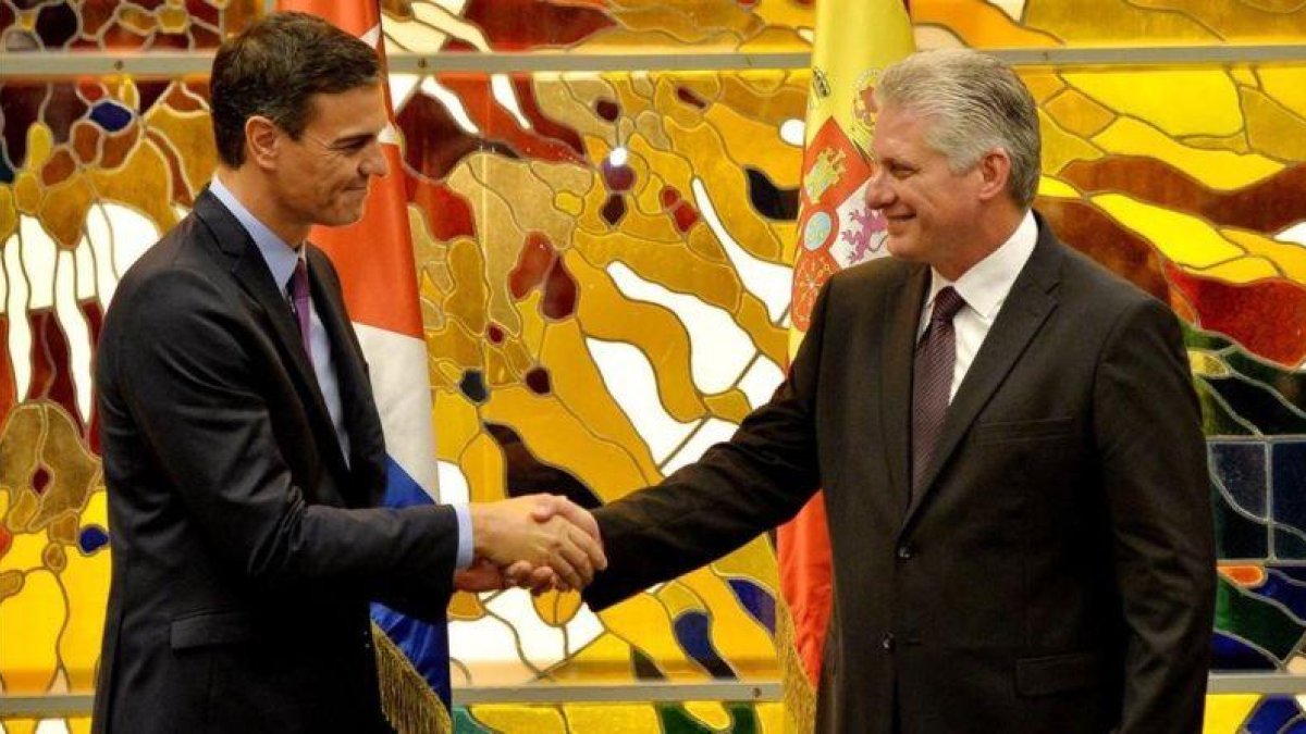 Pedro Sánchez y Miguel Díaz Canel firman el marco de consultas permanentes en el palacio presidencial de La Habana