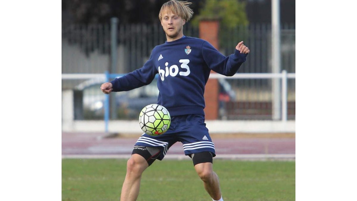 Dima Khomchenovskyy está en su país tramitando los papeles para jugar en España