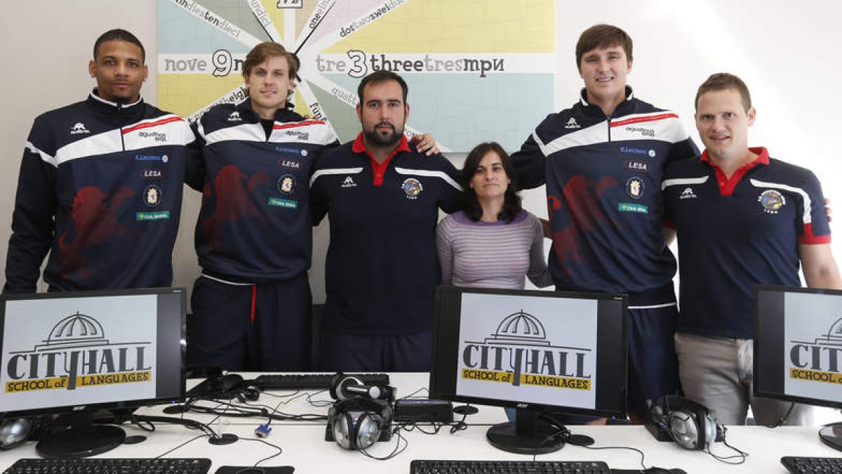 Ferguson, Loewen y Rima junto a Adrián Álvarez, Álex Fernández y la representante de City Hall.