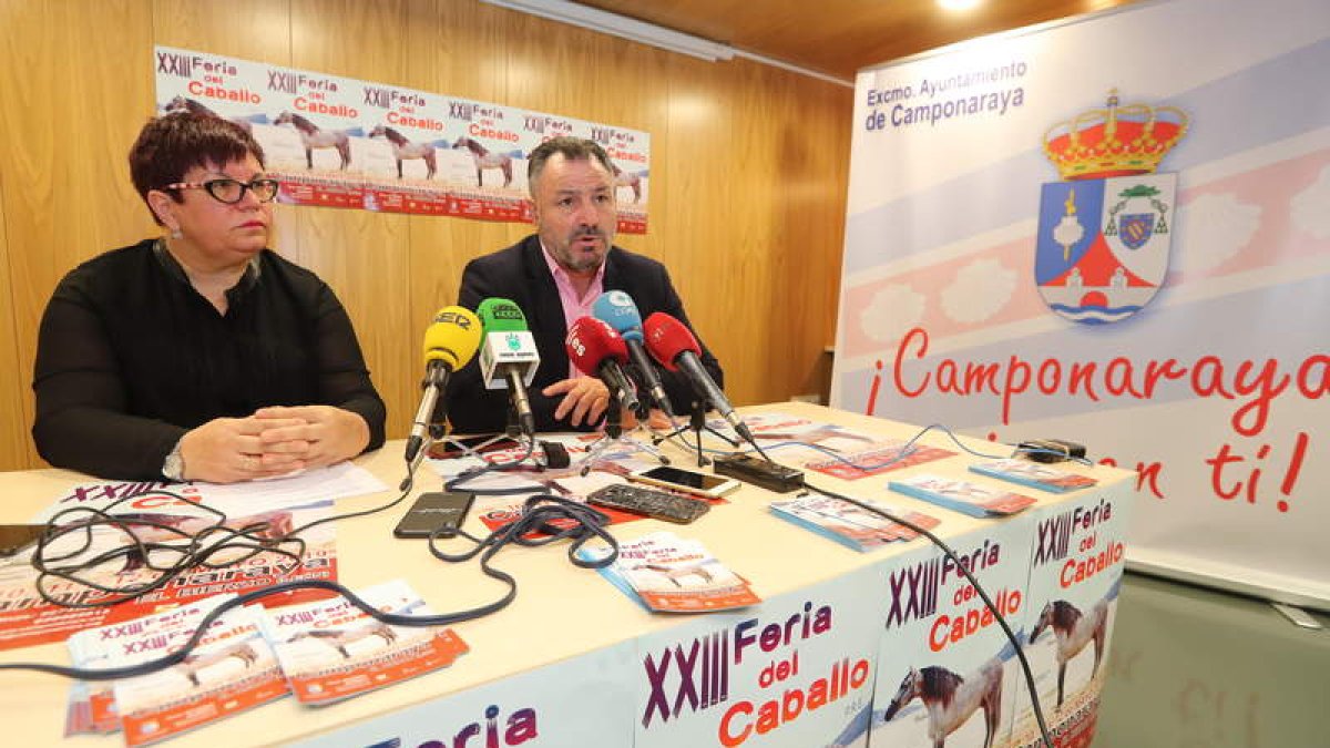 Amparo Valtuille y Eduardo Morán, ayer, en la presentación de la feria. L. DE LA MATA