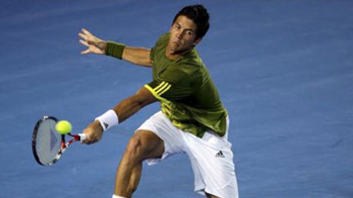 El español Fernando Verdasco devuelve la bola al francés Jo Wilfried Tsonga.