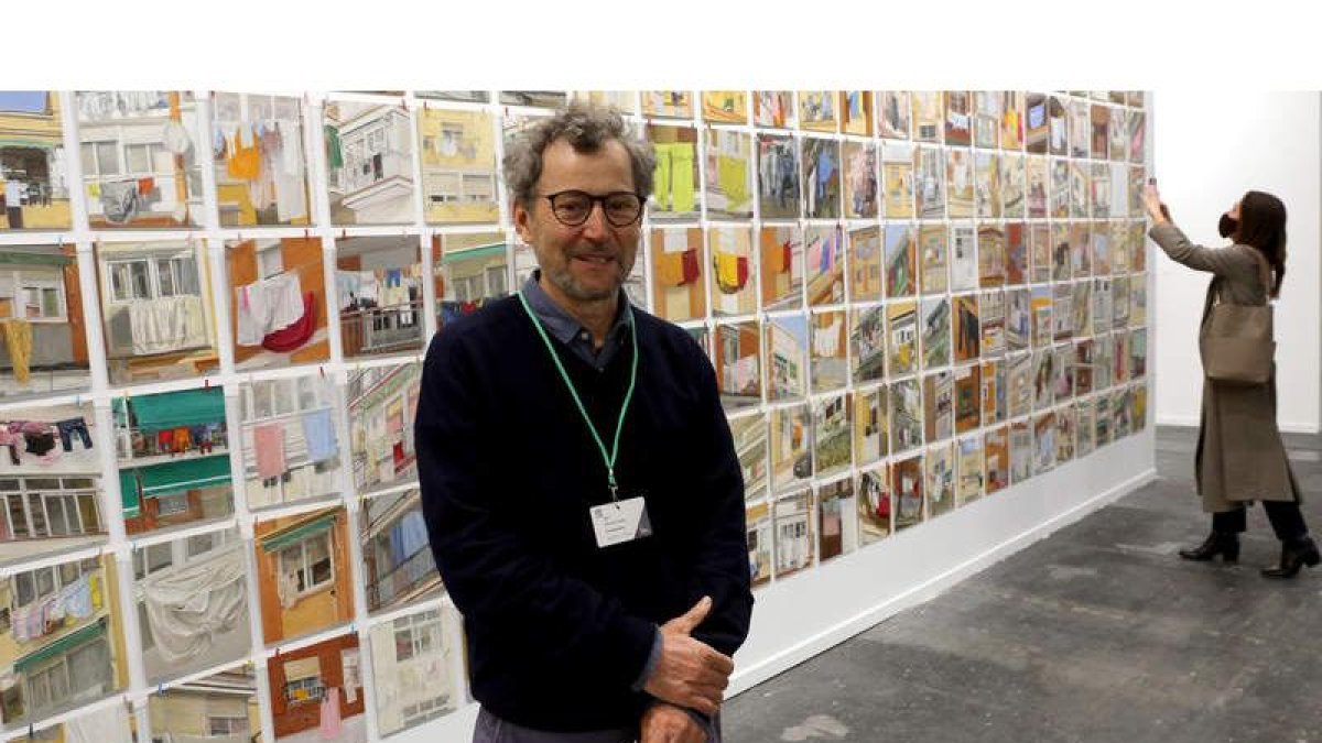 Félix de la Concha, ayer, delante de su gran muestra ‘Ropa tendida’, que se puede ver en la presente edición de Arco. BENITO ORDÓÑEZ