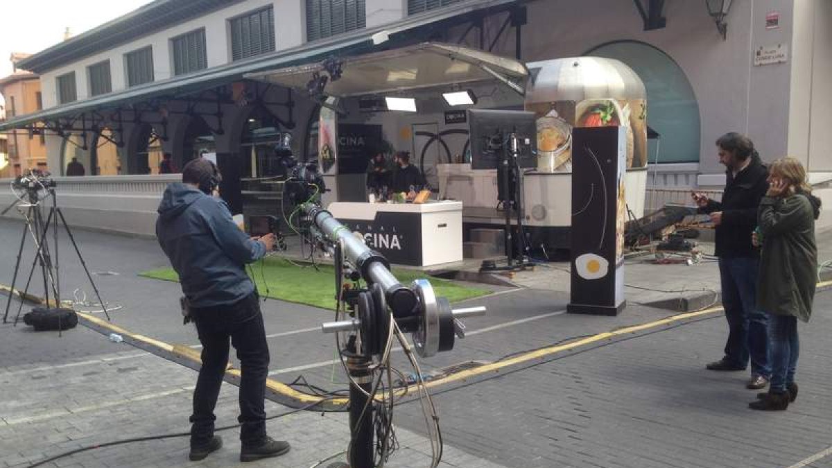 El equipo del programa graba en el mercado de la plaza del Conde Luna. C.T.