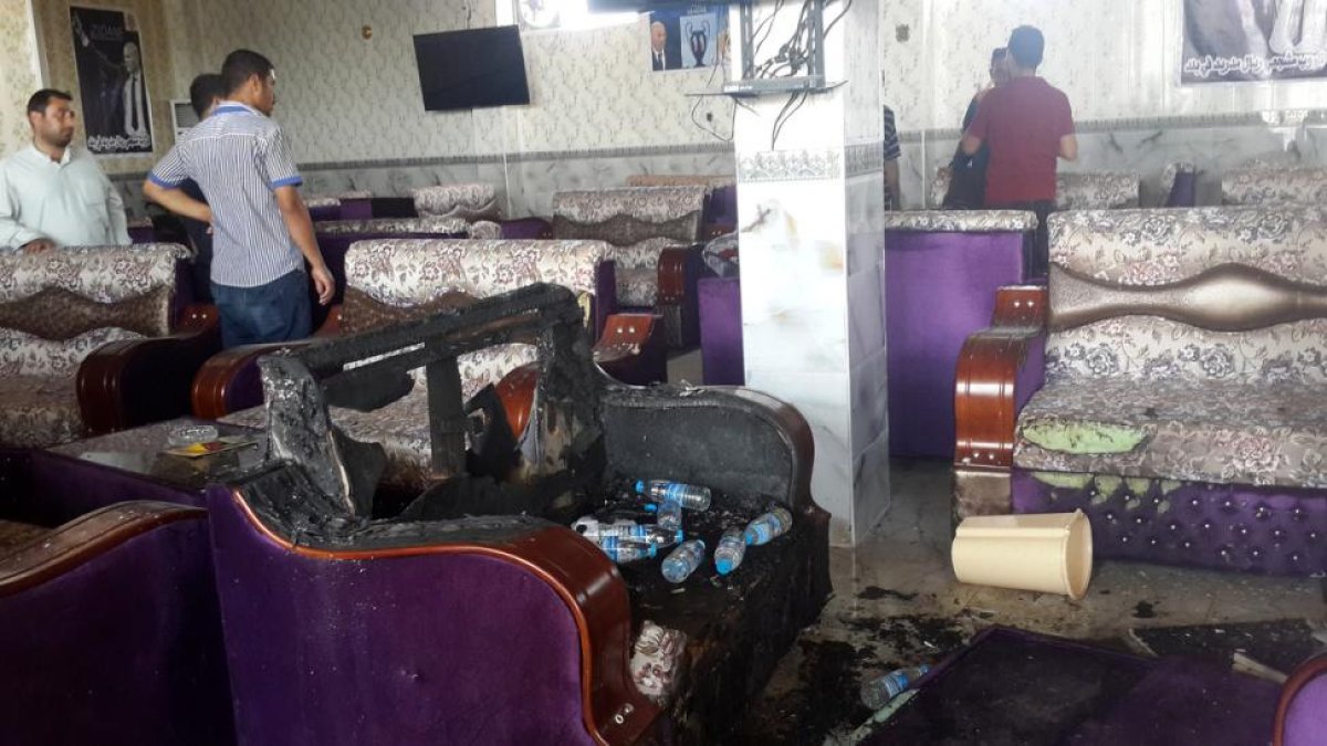 Charcos de sangre en el interior del local utilizado por los seguidores iraquís del Real Madrid en Balad.