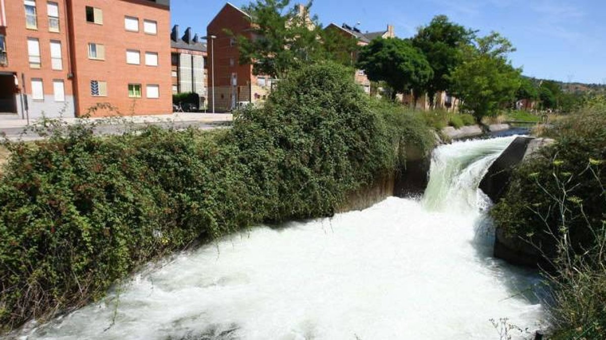 Una imagen del Canal Bajo del Bierzo, en la zona urbana ponferradina de Cuatrovientos.