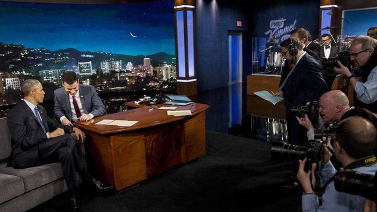 El presidente de los Estados Unidos Barack Obama habla con el presentador de televisión Jimmy Kimmel.