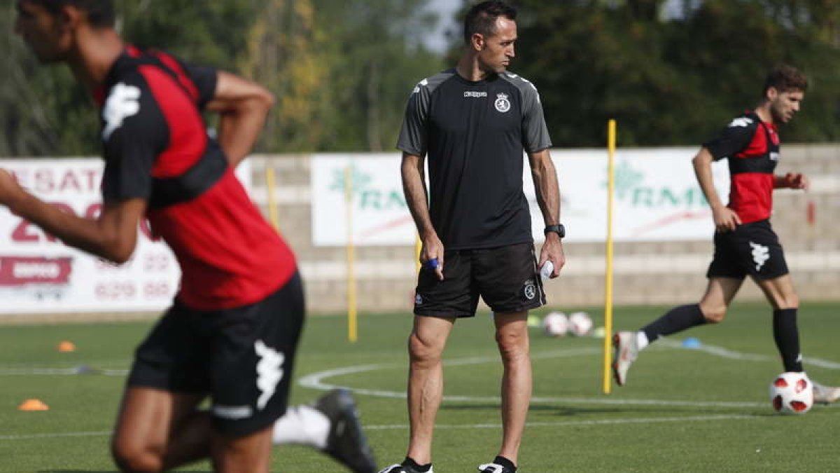 José Manuel Aira preparó el partido ante el conjunto navarro buscando su cuarta victoria consecutiva. JESÚS F. SALVADORES.