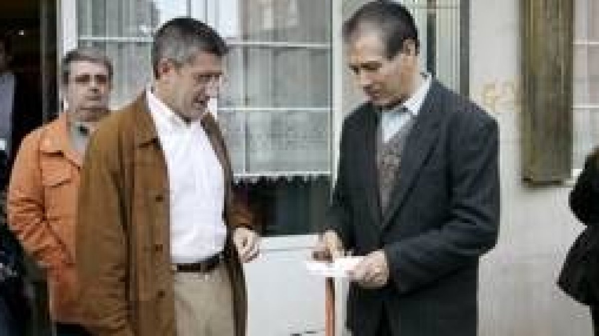 El candidato socialista, Francisco Fernández, conversa con los vecinos de San Mamés
