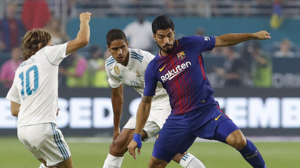 Luis Suárez jugará la ida de la Supercopa que por sanción se pierde el madridista Modric. MARTÍN