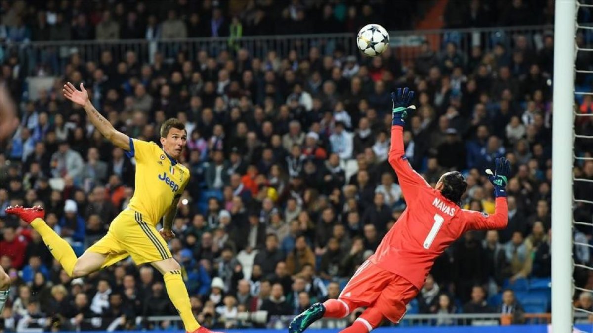 Mandzukic tira a puerta