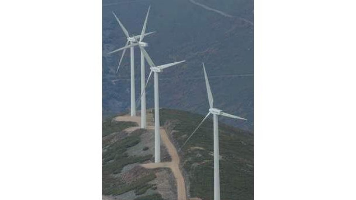 Aerogeneradores de un parque en la zona del Bierzo Alto.