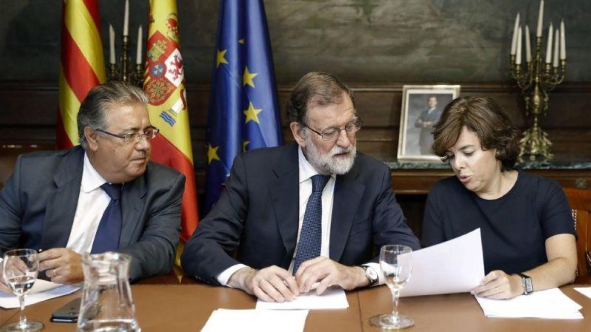 El presidente del Gobierno Mariano Rajoy , junto al ministro del Interior Juan Ignacio Zoido y la vicepresidenta Soraya Saenz de Santamaria.
