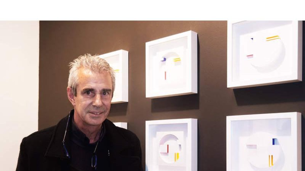 El artista leonés afincado en Madrid Luis Pérez Vega posa con algunas de las obras de la exposición. CUEVAS