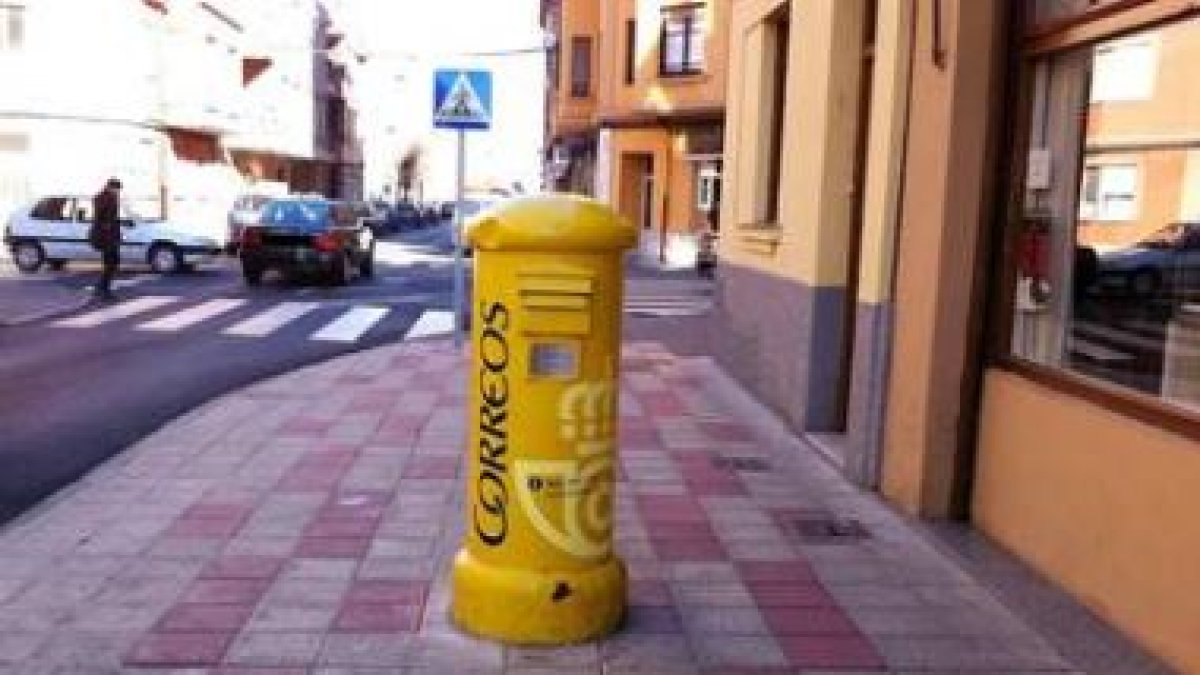 El buzón se ha repuesto en el mismo lugar tras hacer la obra.