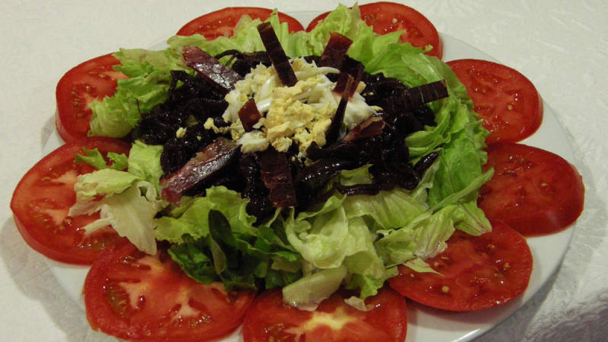Las ensaladas o platos de crudités son preferibles a los vol a vent rellenos en las mesas de las fiestas navideñas.