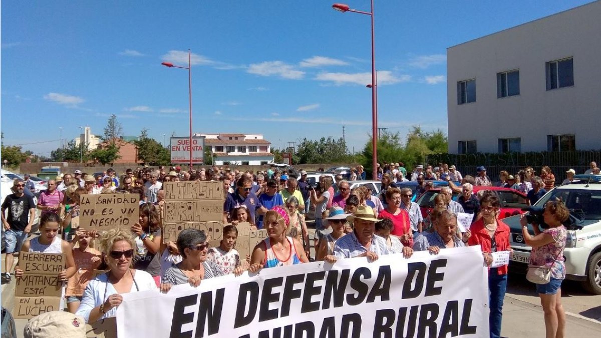 Manifestación para protestar por la falta de consultas médicas, convocada por el ayuntamiento de Matanza de los Oteros, celebrada en Valencia de Don Juan (León)