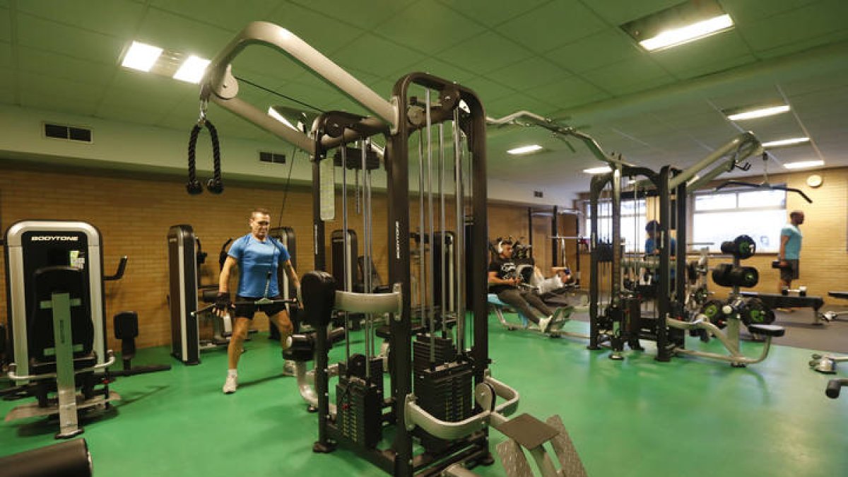 Maquinaria de un gimnasio de León. JESÚS F. SALVADORES