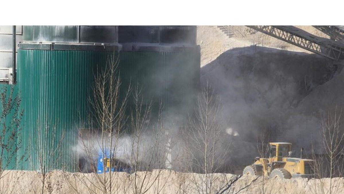 La polvareda por la actividad en la explotación de Catisa es fácilmente apreciable desde la carretera C-536.
