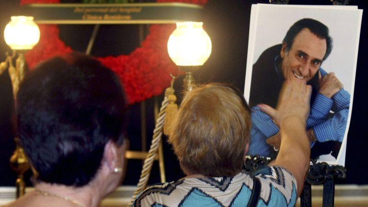 Seguidores de Manolo Escobar se despiden ante su imagen en la capilla ardiente con los restos mortales del cantante, ayer.