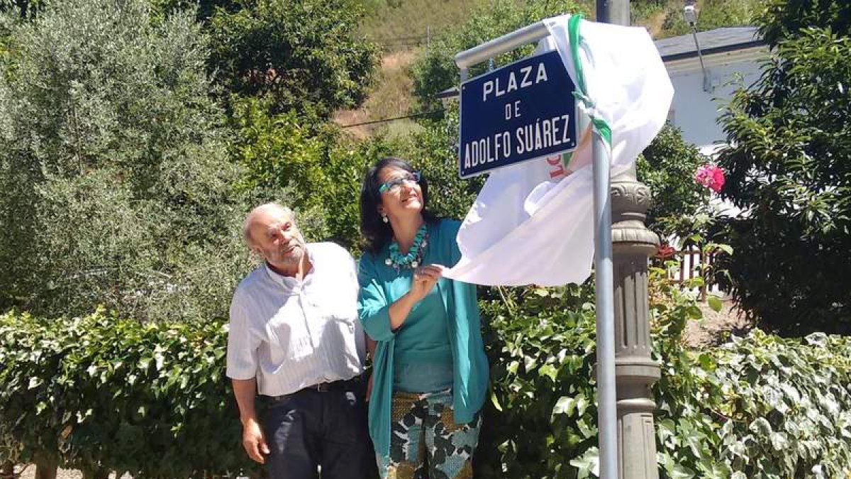 Constantino Valle y María Teresa Mata descubriendo la placa. DL