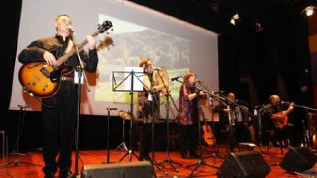 Un momento de la actuación de La Braña anoche en el Auditorio de Caja España.