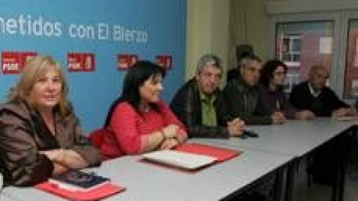 Rosa Mansilla, en el centro, comienza a tomar las primeras medidas