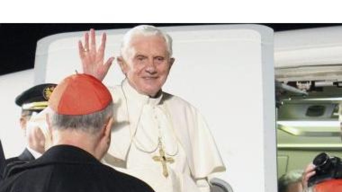El papa Benedicto XVI se despide de Santiago en el aeropuerto de la ciudad compostelana.