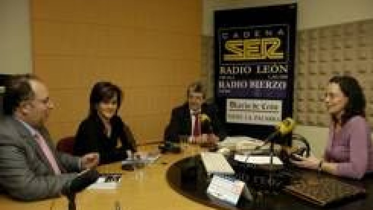 Eduardo Fernández, María Teresa González y Miguel Martínez, junto con la moderadora Nuria González