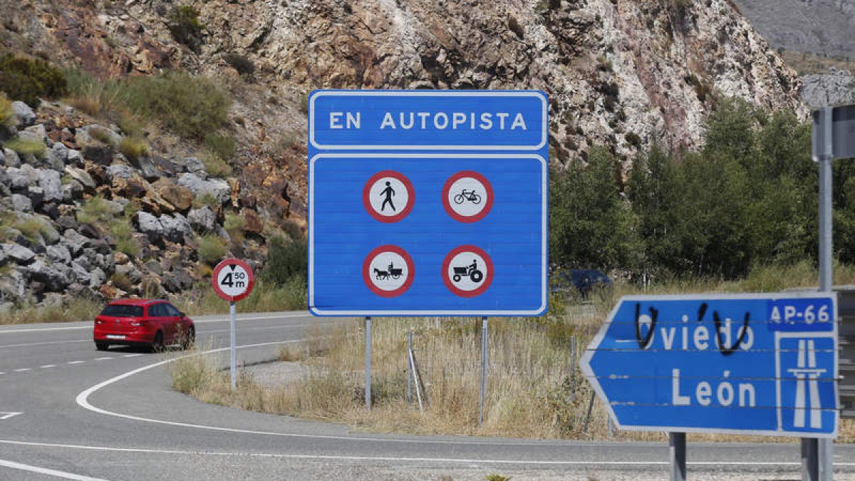 Peaje de la León-Asturias, en La Magdalena. RAMIRO