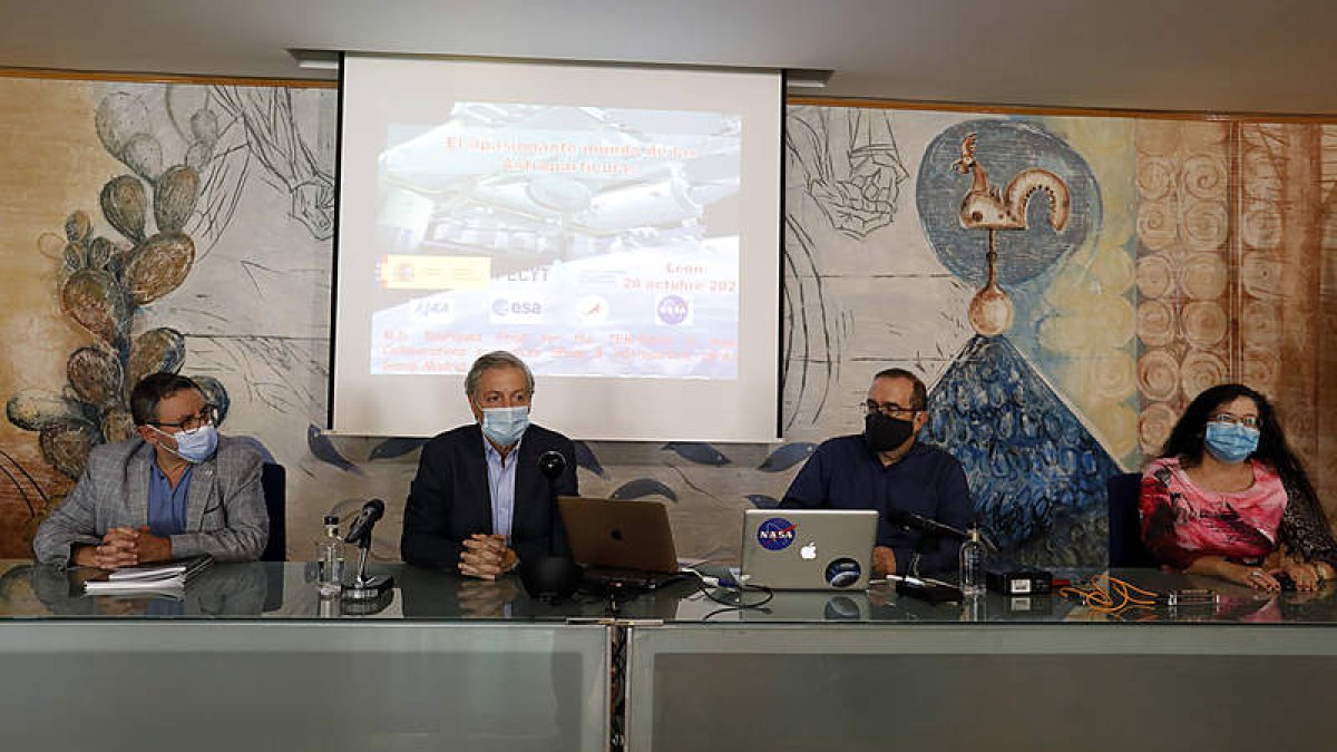 La sala Gordón Ordás acogió varias charlas del 10ª maratón de Astropartículas. MARCIANO PÉREZ