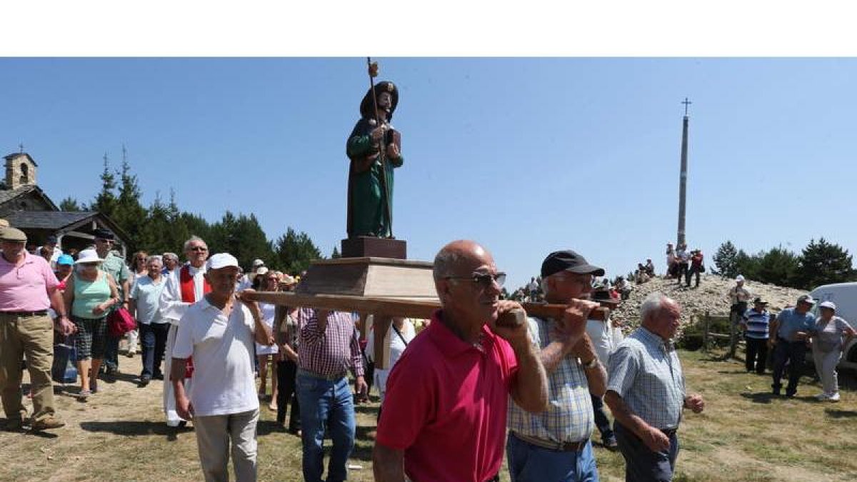 La imagen de Santiago procesionó alrededor de la ermita de la Cruz de Ferro.