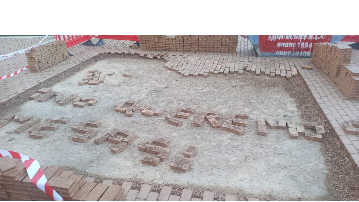 Los vecinos de La Lastra protestan contra la obra del Ayuntamiento en el barrio. DL