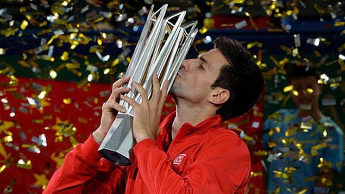 Novak Djokovic, con el trofeo que lo acredita como ganador del Masters 1.000 de Shanghái.