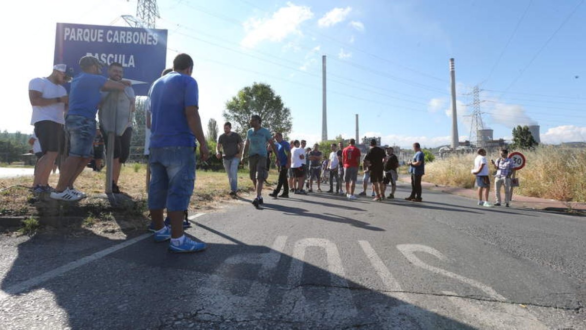 Los trabajadores de Astur Leonesa, ayer de nuevo frente a la central térmica de Cubillos del Sil, a donde no acudieron camiones. ANA F. BARREDO