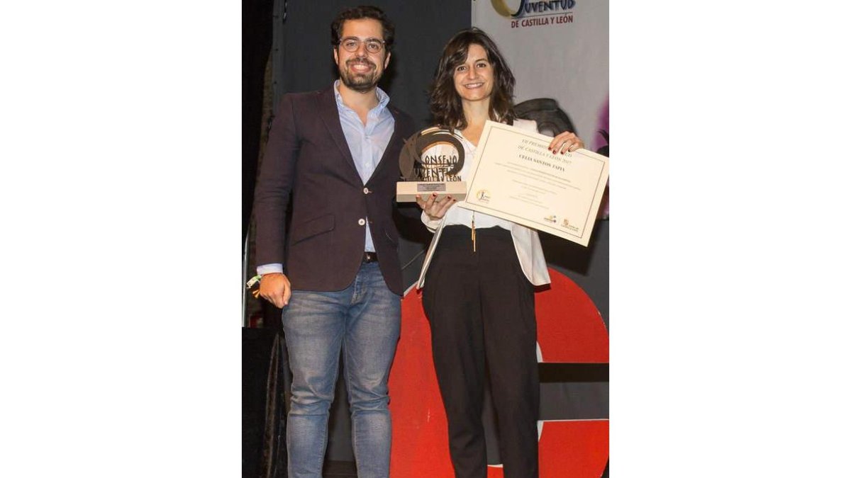 Carazo entrega el premio a Celia Santos Tapia. F. OTERO PERANDONES