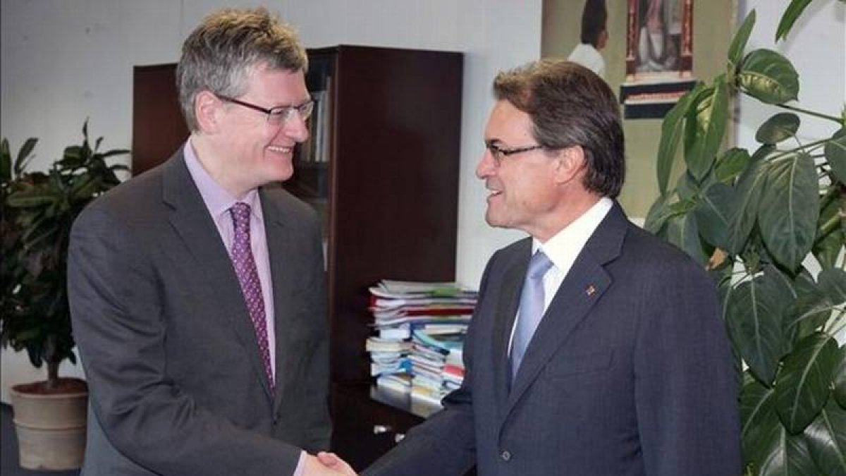 El 'president', Artur Mas, estrecha la mano del comisario de Empleo europeo, Lazslo Andro, este lunes, 30 de septiembre, en Bruselas.