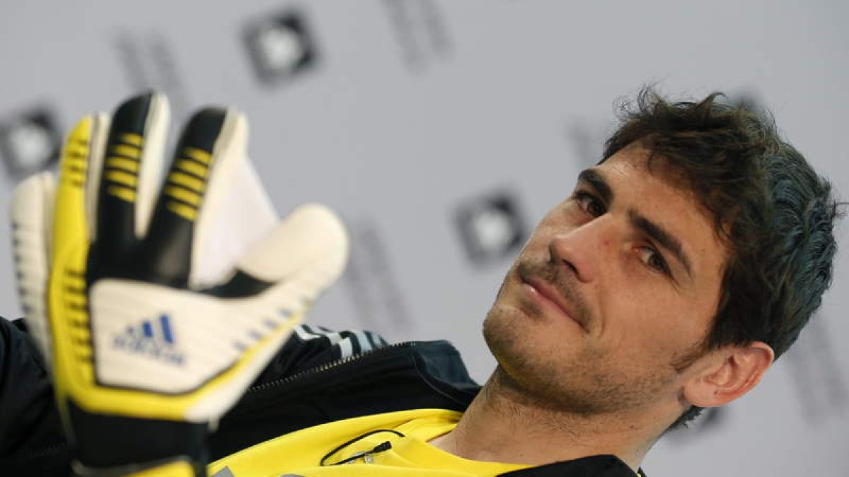 Iker Casillas ayer durante la presentación de sus nuevos guantes y botas.